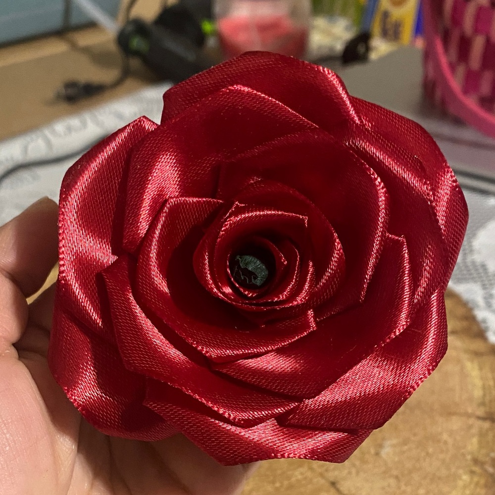 Red satin flower pen